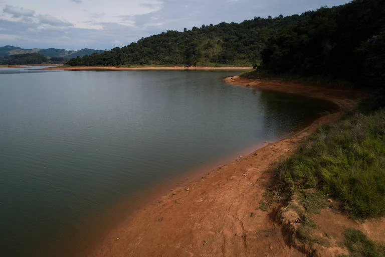 Sistema Cantareira sai da faixa de alerta para atenção com 41,1% dos reservatórios, captação sobe a 31 m³/s, mas redução noturna segue por 8 horas
