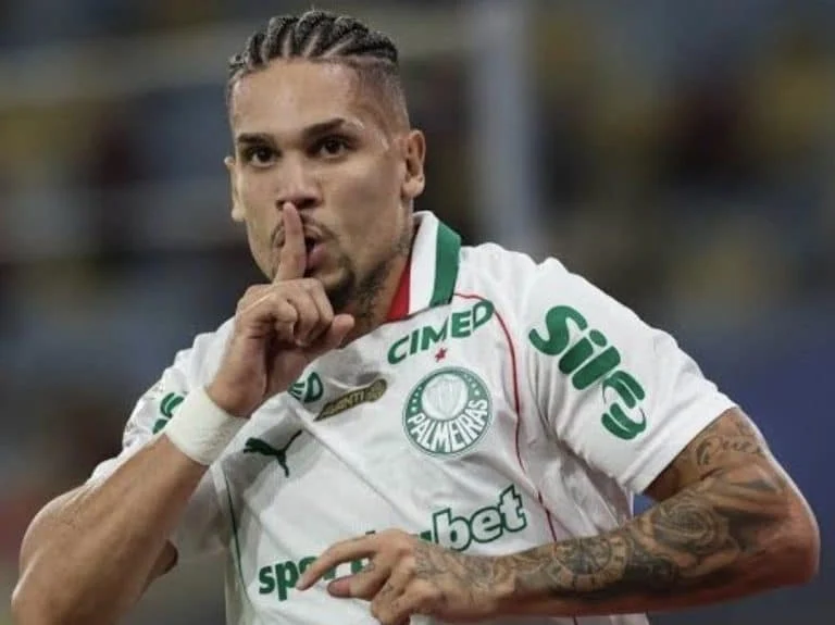 Paulinho, atacante do Palmeiras, declara voto em Lula e afirma que Bolsa Família, ProUni e Minha Casa Minha Vida mudaram a vida dele e da família