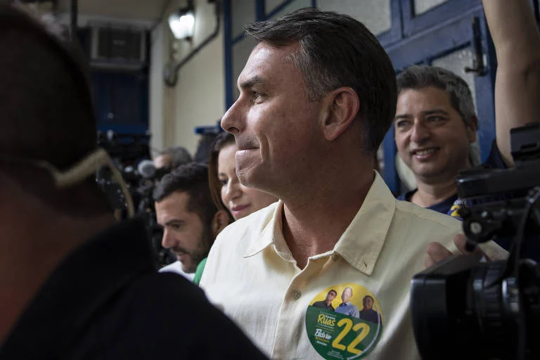 Flávio Bolsonaro promete garantir liberdade de imprensa se eleito, critica Lula e alerta para indicação de ministros ao STF, risco à atuação jornalística no país