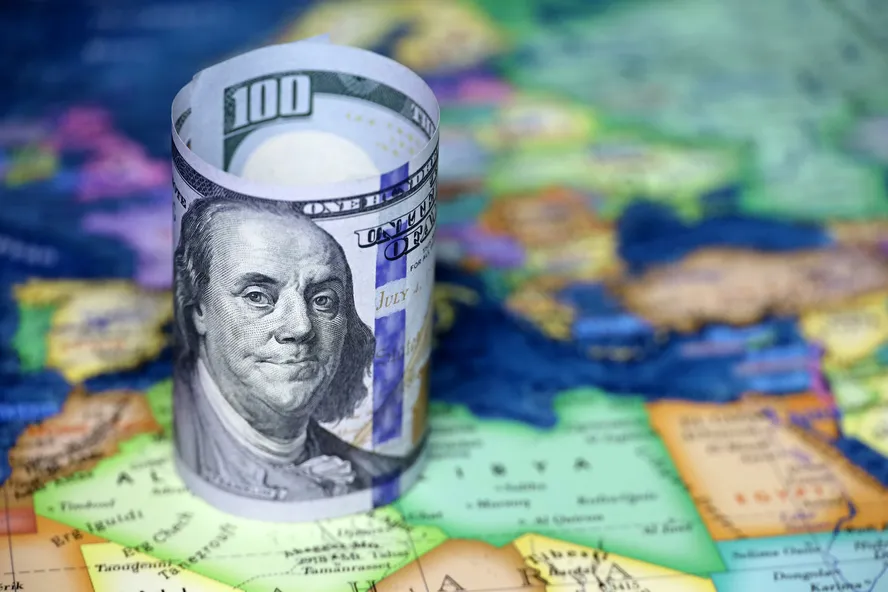 Dólar à vista sobe a R$ 5,0020 em correção pós-rali eleitoral, com alta do DXY e ataques no Estreito de Ormuz pressionando o câmbio brasileiro