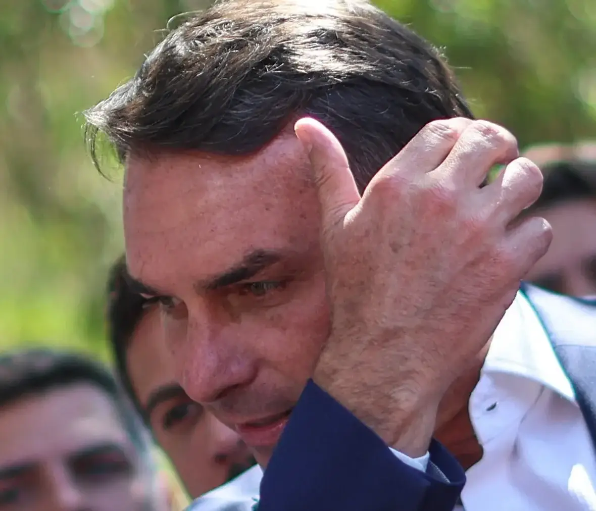 Flávio Bolsonaro comemora decisão de Moraes e deve visitar o pai nesta terça (13)