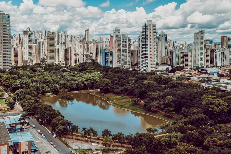 Aluguel de imóvel no Brasil custa 76% mais do que consumidor pode pagar
